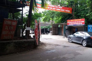 "Năm lần bảy lượt" xử phạt, bãi xe không phép ngõ 106 Hoàng Quốc Việt vẫn tồn tại