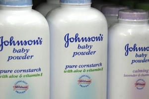 Johnson & Johnson có “né” trách nhiệm về phấn rôm gây ung thư Johnson & Johnson có “né” trách nhiệm về phấn rôm gây ung thư
