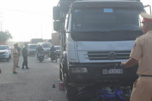 Đồng Nai: Xe tải tông hàng loạt xe máy chờ đèn đỏ, một phụ nữ tử vong