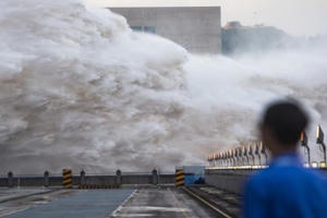 Mực nước hồ chứa đập Tam Hiệp trong trận lũ thứ 2 đạt mức cao kỷ lục Mực nước hồ chứa đập Tam Hiệp trong trận lũ thứ 2 đạt mức cao kỷ lục