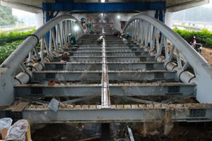 Độc đáo cây cầu vòm sắt nằm lọt thỏm dưới gầm đường Vành đai 3 ở Hà Nội