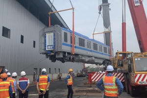 Khoảnh khắc tàu metro Bến Thành - Suối Tiên đặt bánh lên đường ray