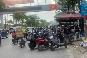 Đến bao giờ tình trạng lấn chiếm vỉa hè, lòng đường ở Thủ đô làm nơi kinh doanh mới kết thúc?