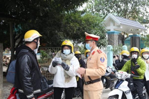 Vừa đảm bảo trật tự an toàn giao thông, Công an Hà Giang còn là tuyến đầu chống dịch