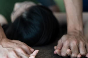 Gửi con cho hàng xóm, bé 6 tuổi bị gã mù xâm hại tình dục