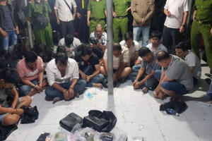 Bình Dương: Triệt phá sòng bạc ‘khủng’ trong bãi container