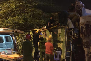 Bị CSGT dừng xe, tài xế ô tô bất ngờ leo lên tòa Alibaba nhảy lầu chấn thương nặng