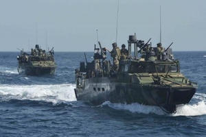 Iran bắt giữ hai tàu hải quân Mỹ