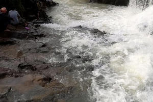 Gia Lai: Đi bơi suối, một học sinh bị nước cuốn trôi