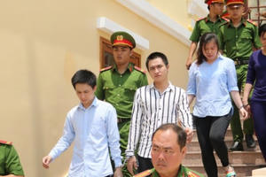 3 cặp đôi 'máy bay – phi công' rủ nhau bán hàng cấm rồi cùng vào tù