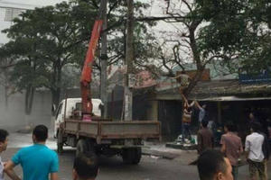 Hà Nam: Bị điện cao thế phóng vào, một thợ sửa điện bốc cháy