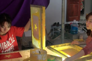 Trắng đêm sản xuất cờ đỏ, băng rôn cổ vũ U23 Việt Nam