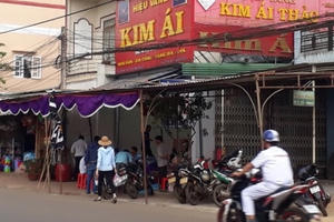 Con trai chủ tiệm vàng chết bí ẩn trong phòng khi đầu trùm túi nilon, cổ quấn kín bằng băng keo Con trai chủ tiệm vàng chết bí ẩn trong phòng khi đầu trùm túi nilon, cổ quấn kín bằng băng keo