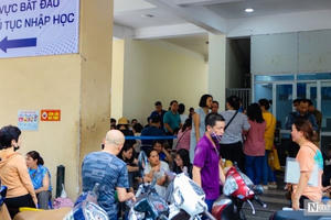 “Dẹp” tình trạng xếp hàng xin đi học