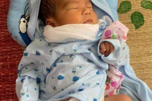 Mở chiếc giỏ nhựa giữa đêm phát hiện một bé trai phía trong