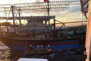 Thợ lặn tiếp cận hiện trường tìm kiếm 9 ngư dân mất tích trong gió giật cấp 5