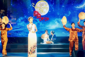 Trịnh Kim Chi duyên dáng áo dài hát "Đêm mưa nhớ mẹ"