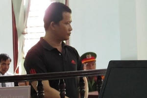 Cha lĩnh án tù vì bắt giữ con