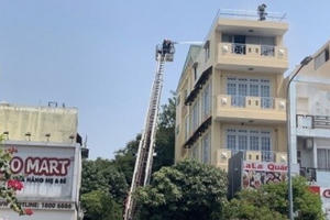 TP HCM: Giải cứu thành công 2 người bị mắc kẹt trong đám cháy