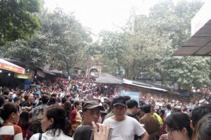 Biển người chen chân lễ Phật đầu năm tại chùa Hương