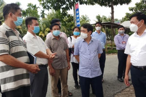 Thứ trưởng Bộ Y tế và tân Bí thư tỉnh Hậu Giang đi khảo sát thực tế tình hình phòng, chống dịch