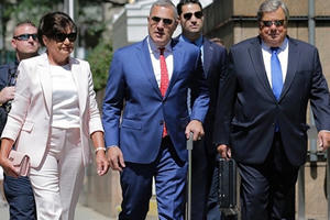 Bố mẹ vợ Tổng thống Trump chính thức trở thành công dân Mỹ