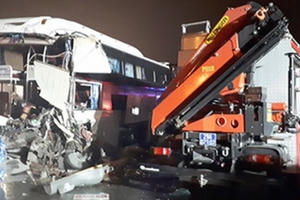 Tài xế xe khách đâm xe cứu hỏa: Nếu đánh lái, thắng gấp sẽ gây tai nạn liên hoàn