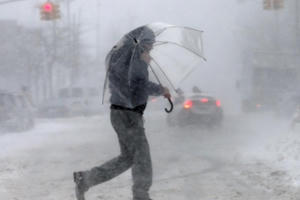 Bão tuyết phủ trắng New York, ít nhất một người chết