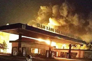 Cây xăng bốc cháy dữ dội, người dân hoảng loạn bỏ chạy