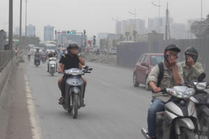 Hà Nội: Bụi mù mịt trên đường Phạm Văn Đồng là do đâu?