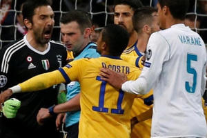 Tức giận vì Juventus bị phạt đền, Buffon gọi trọng tài là “kẻ giết người”