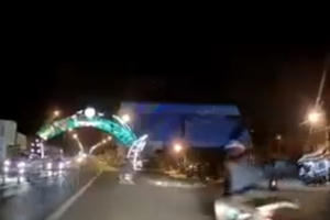 [Clip]: Ngoái đầu chửi bới, người đàn ông điều khiển xe máy lao thẳng vào dải phân cách