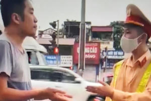 Clip: Người đàn ông nhận mình là bác sĩ không đeo khẩu trang bị lực lượng chức năng “sờ gáy”
