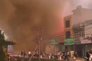 Cháy lớn tại 2 nhà xưởng mây tre đan và đệm mút ở huyện Hoài Đức