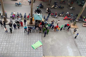 Người đàn ông rơi từ tầng cao toà nhà xuống đất tử vong