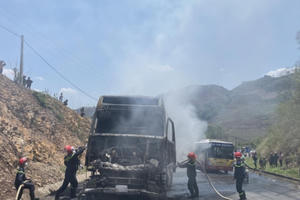 Xe đầu kéo bốc cháy nghi ngút trên Quốc lộ 6 Xe đầu kéo bốc cháy nghi ngút trên Quốc lộ 6