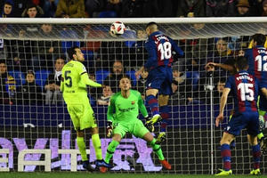 Levante 2-1 Barca: Sai lầm liên tiếp nơi hàng thủ
