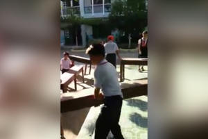 Dân mạng bàn luận sôi nổi việc học sinh khiêng bàn ghế, phụ huynh quay clip