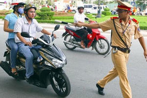 Xe không chính chủ phạt 8 triệu: Đi xe của bố mẹ, vợ chồng có bị phạt hay không?