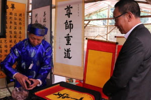 Gần 100 ông đồ tham gia cho chữ tại Hội chữ xuân Đinh Dậu 2017