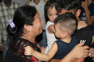 Nghẹn ngào giây phút chào đón 7 thuyền viên trên tàu cá bị chìm trở về