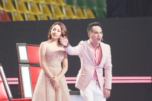 Tập 1 The Voice Kids: Xuất hiện hàng loạt "thiên thần nhí" khiến 6 HLV tranh giành náo loạn