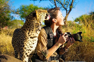 Độc đáo với bộ ảnh “người đẹp và quái vật” của nữ Nhiếp ảnh gia Shanon Benson