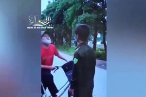 Video: Nóng mắt với cảnh người đàn ông đấm thẳng vào mặt Công an viên khi bị nhắc nhở đeo khẩu trang Video: Nóng mắt với cảnh người đàn ông đấm thẳng vào mặt Công an viên khi bị nhắc nhở đeo khẩu trang