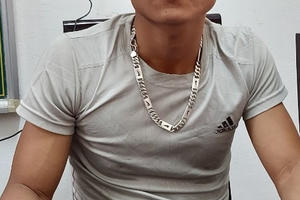 Tài xế xe đầu kéo giấu “hàng trắng” trên nóc xe