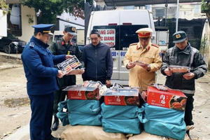 bắt giữ vụ vận chuyển 270kg xúc xích không rõ nguồn gốc xuất xứ