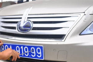 Hà Nội: Bắt hàng loạt “xế hộp” sang mang biển số khủng