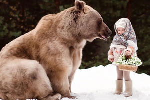 Bộ ảnh em bé chơi bên chú gấu khổng lồ gây “bão mạng”