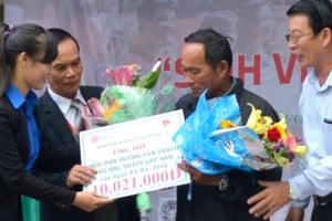 Đà Nẵng: Sinh viên nuôi heo đất hỗ trợ ngư dân bám biển