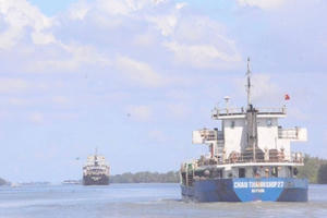 Cấp tốc gỡ khó vận chuyển hàng cho luồng sông Hậu